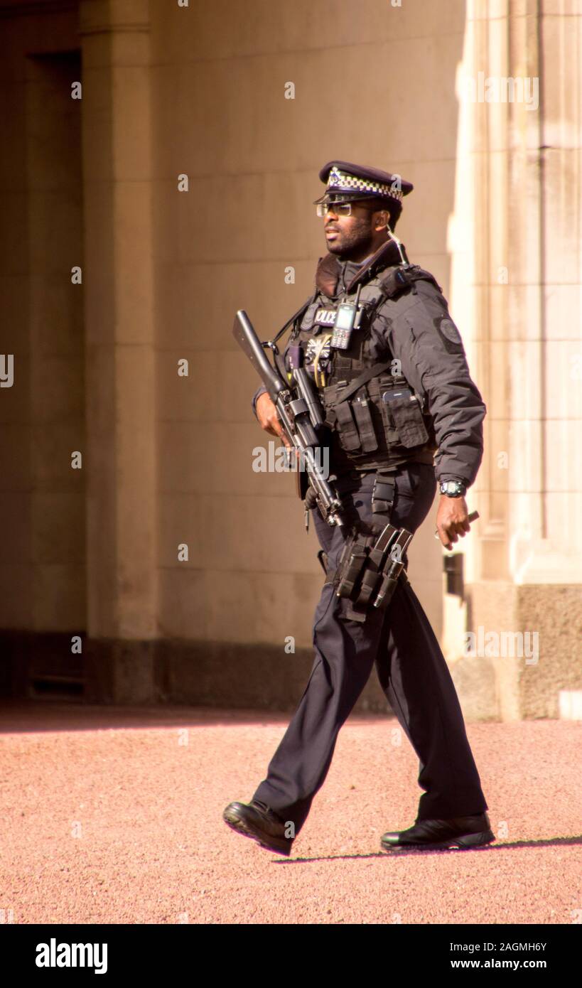 August 20, 2019 – Buckingham Palace, London, United Kingdom. A typical sight in London with the risk of terrorism. An armed Police Officer walks the g Stock Photo
