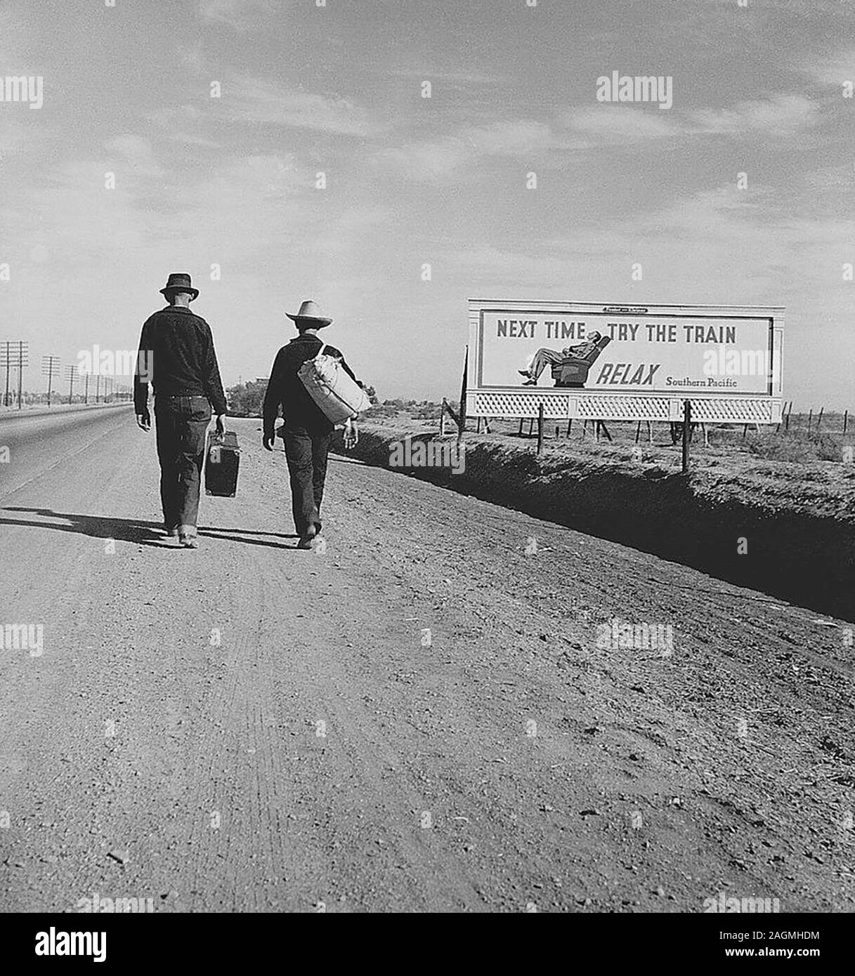 Historic 1930s Dust Bowl photograph two migrants walking towards Los Angeles, California, USA by Dorothea Lange Stock Photo