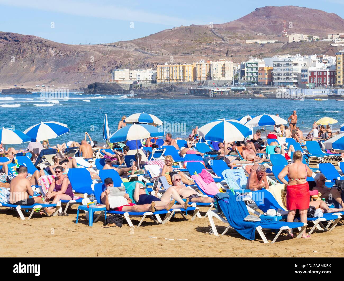 foran Held og lykke utilstrækkelig Tourists sunbathing on city beach in Las Palmas on Gran Canaria. A popular  winter sun destination for many Brits Stock Photo - Alamy