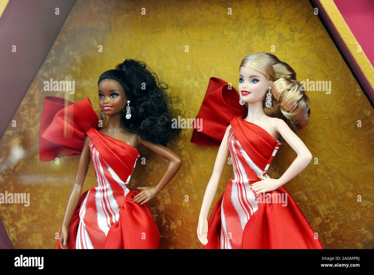 minimal mave statisk Barbie Dolls in Galeries Lafayette Shop Window - Paris - France Stock Photo  - Alamy