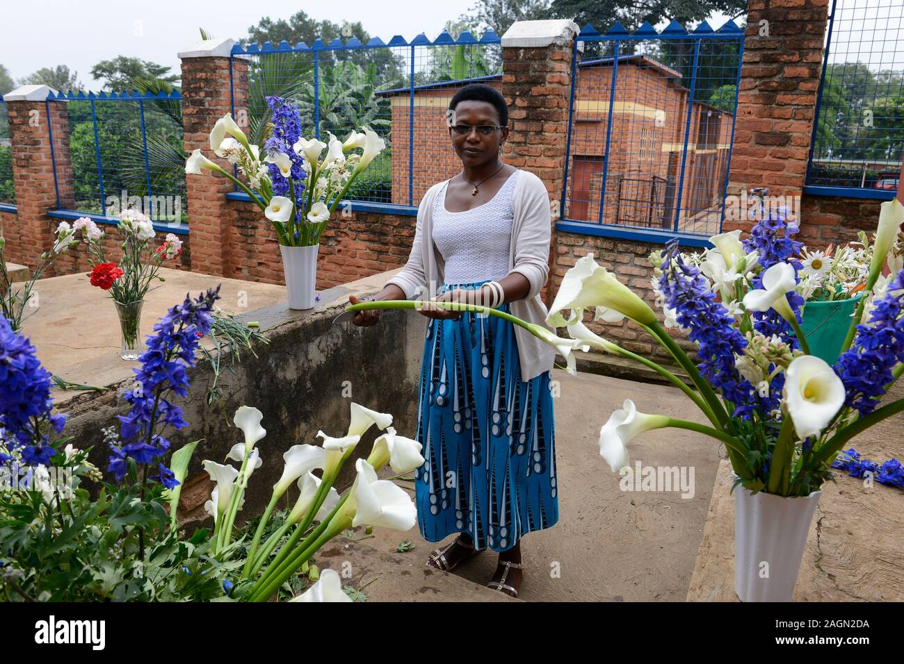RWANDA, Kigali, Gikondo, Centre St. Vincent Pallotti, woman cuts flowers for marriage Stock Photo