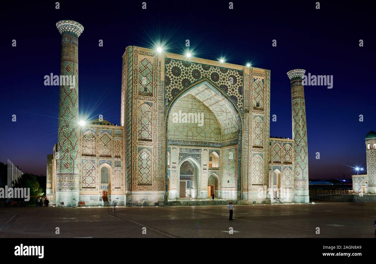 illuminated Ulugʻbek-Madrasah at famous Registan of Samarkand, Uzbekistan, Central Asia Stock Photo