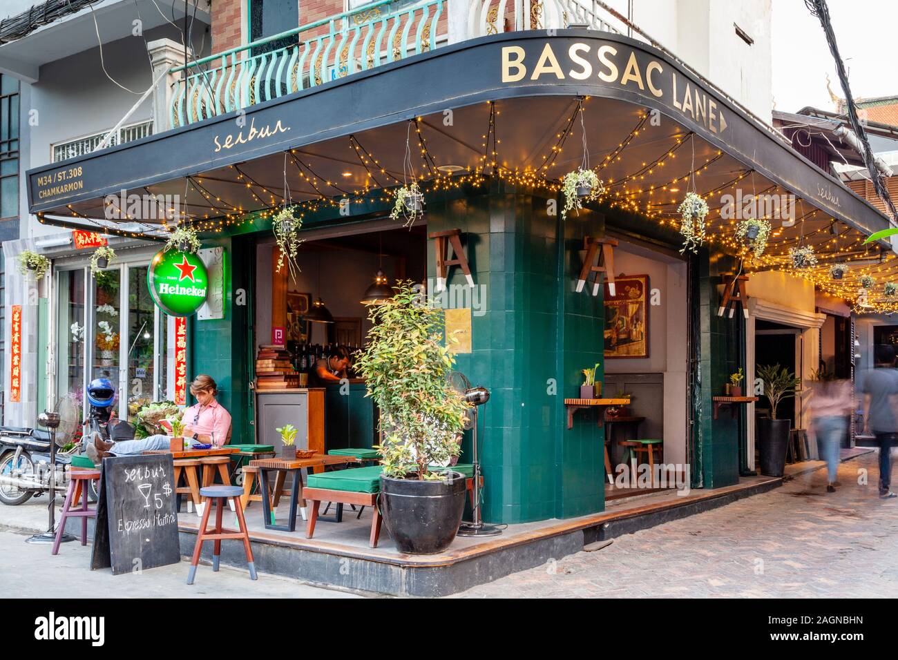 Cafe exterior trendy hi-res stock photography and images - Alamy