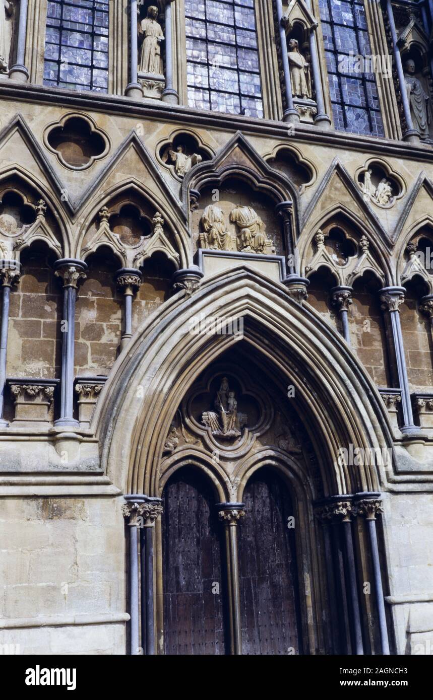 GB '80 : Wells cathedral, West angle door Stock Photo
