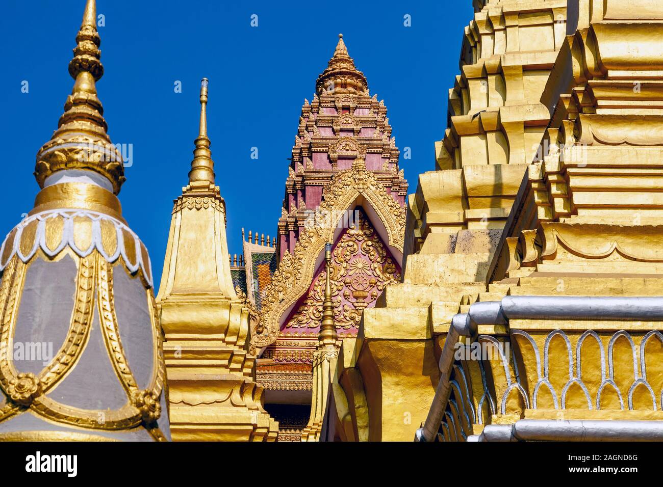 Wat Ounalom Buddhist Temple, Phnom Penh, Cambodia Stock Photo - Alamy