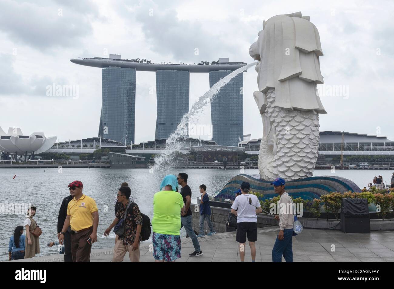 Marina Bay and Merlion Park at Singapore Stock Photo - Alamy