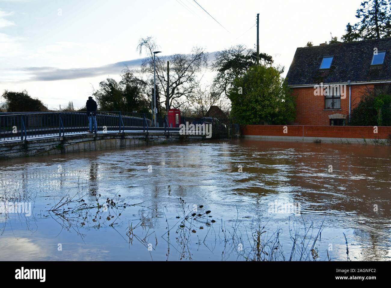 Burrowbridge, Somerset. 20th Dec 2019. UK Weather. Burrowbridge in Somerset seen with water levels very high during heavy flooding in surrounding areas. Picture Credit Robert Timoney/Alamy/Live/News Stock Photo