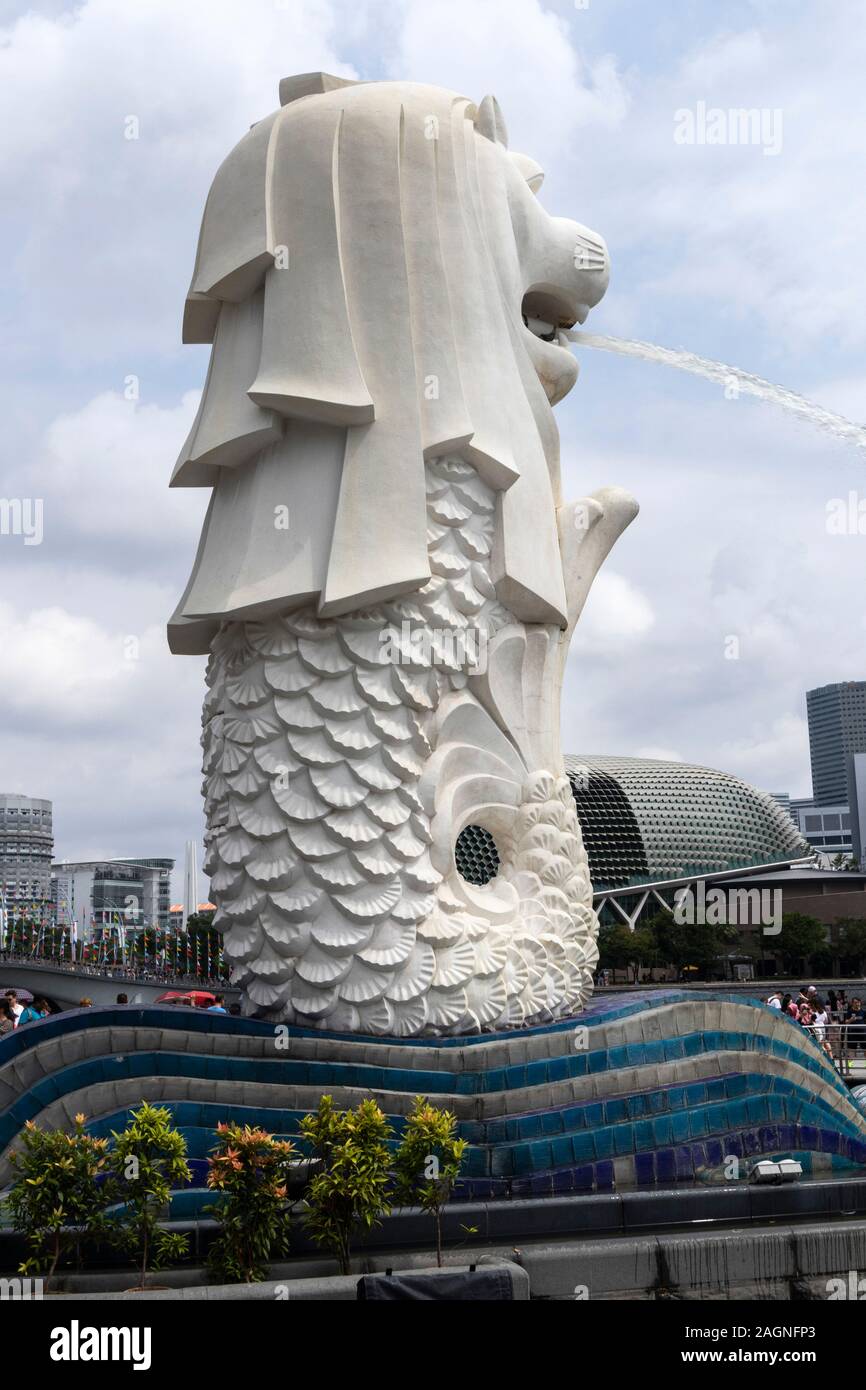 Marina Bay and Merlion Park at Singapore Stock Photo - Alamy