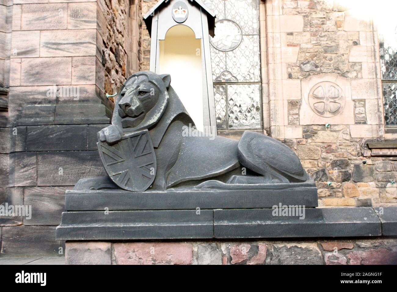 Statue of a lion in front of the Scottish National War Memorial inside Edinburgh Castle Stock Photo
