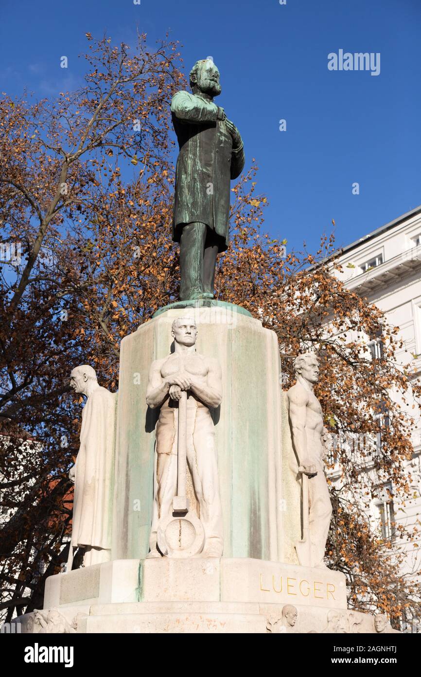 Social statue hi-res stock photography and images - Alamy