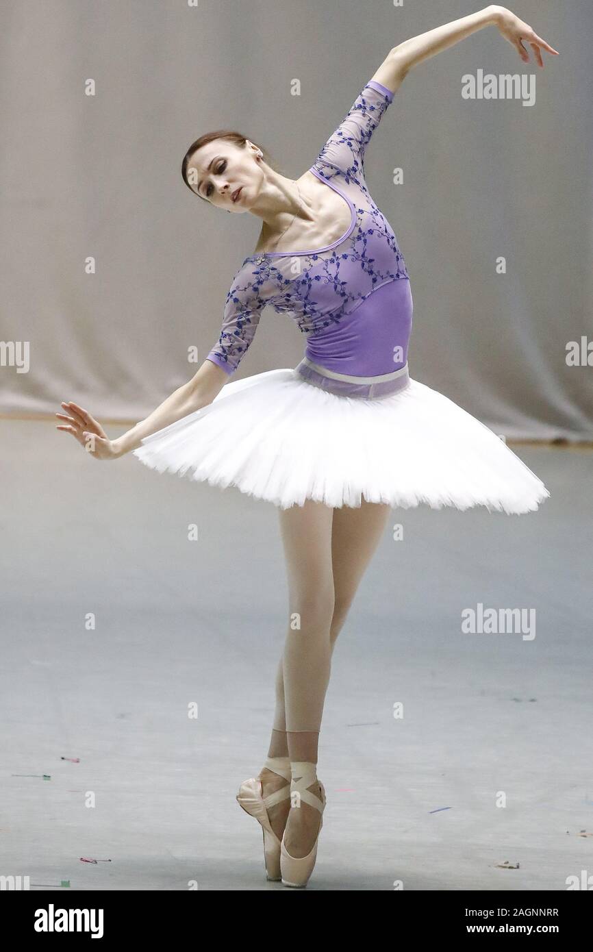 Korrupt Akrobatik Oh Moscow, Russia. 20th Dec, 2019. MOSCOW, RUSSIA - DECEMBER 20, 2019: Bolshoi  Ballet prima ballerina prima ballerina Svetlana Zakharova during a  rehearsal of a show Pas de Deux for Toes and Fingers