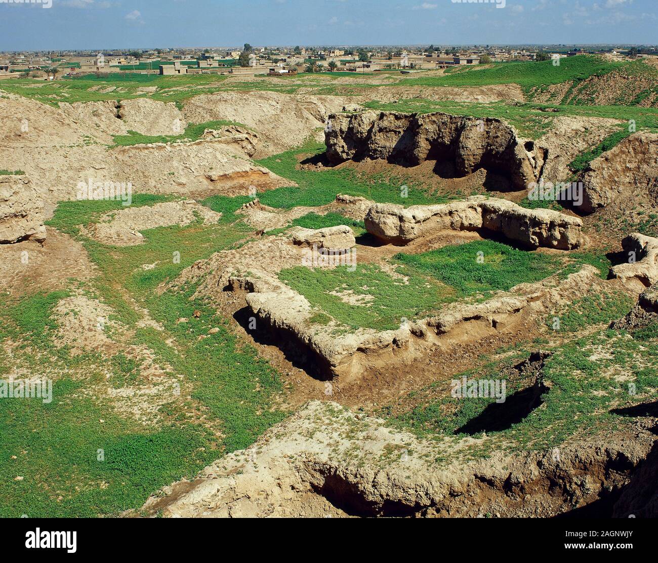 Mesopotamia. Bronze Age. Mari (modern Tell Hariri). Ancient Semitic city, on the right bank of the Euphrates river. It was founded by 2900 BC. Panoramic view of the archaeological site. Syria. (Photo taken before the Syrian Civil War) Stock Photo