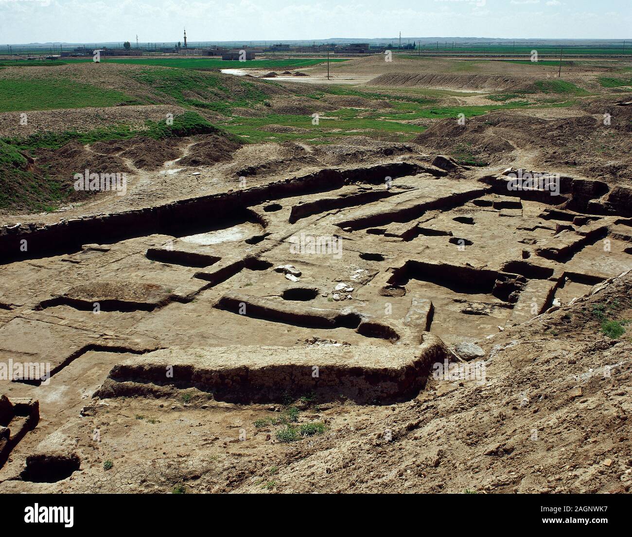 Mesopotamia. Bronze Age. Mari (modern Tell Hariri). Ancient Semitic city, on the right bank of Euphrates river. It was founded by 2900 BC. Panoramic view of the archaeological site. Syria. (Photo taken before the Syrian Civil War) Stock Photo