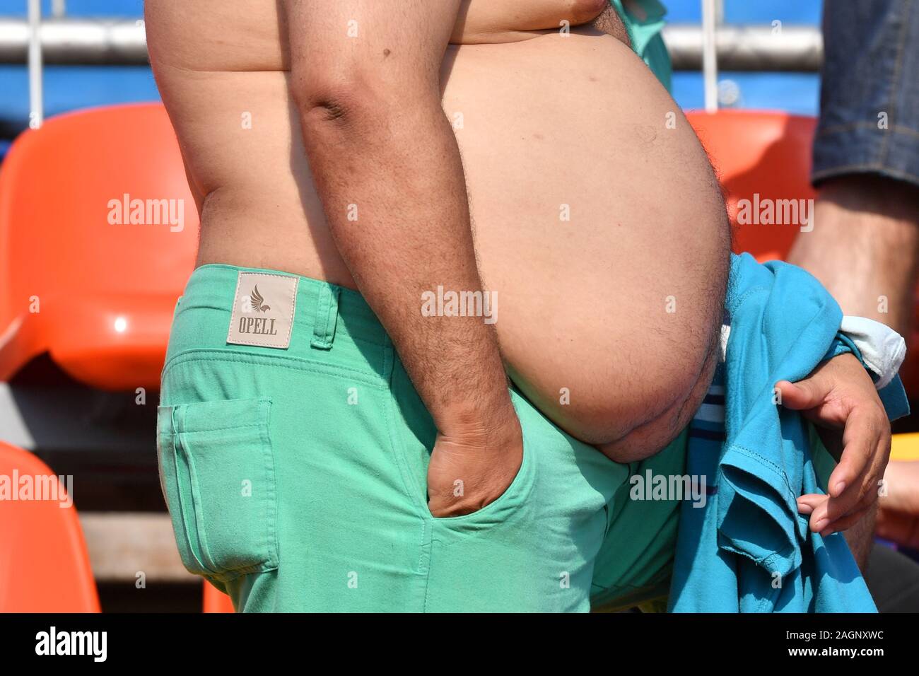 Rio De Janeiro, Brasilien. 20th Dec, 2019. Man without a shirt 