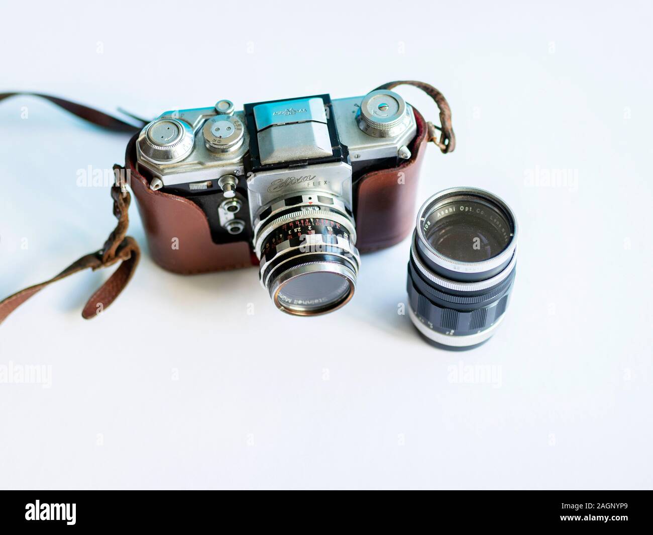 1960 Wirgin Edixa Reflex Flex vintage SLR Camera and Case Stock Photo -  Alamy