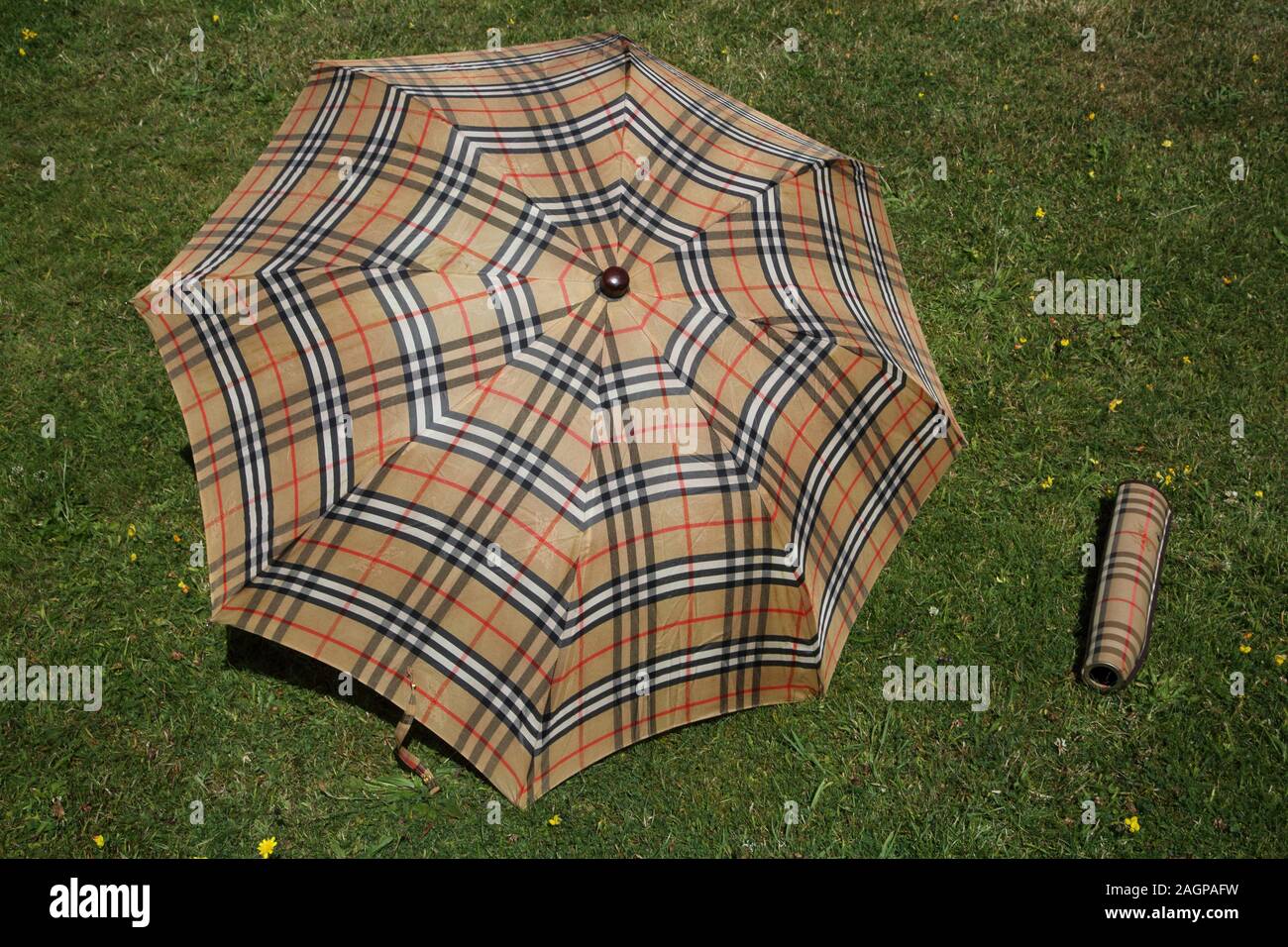 Vintage Burberry's Nova Check Automatic Folding Umbrella and Cover Stock  Photo - Alamy