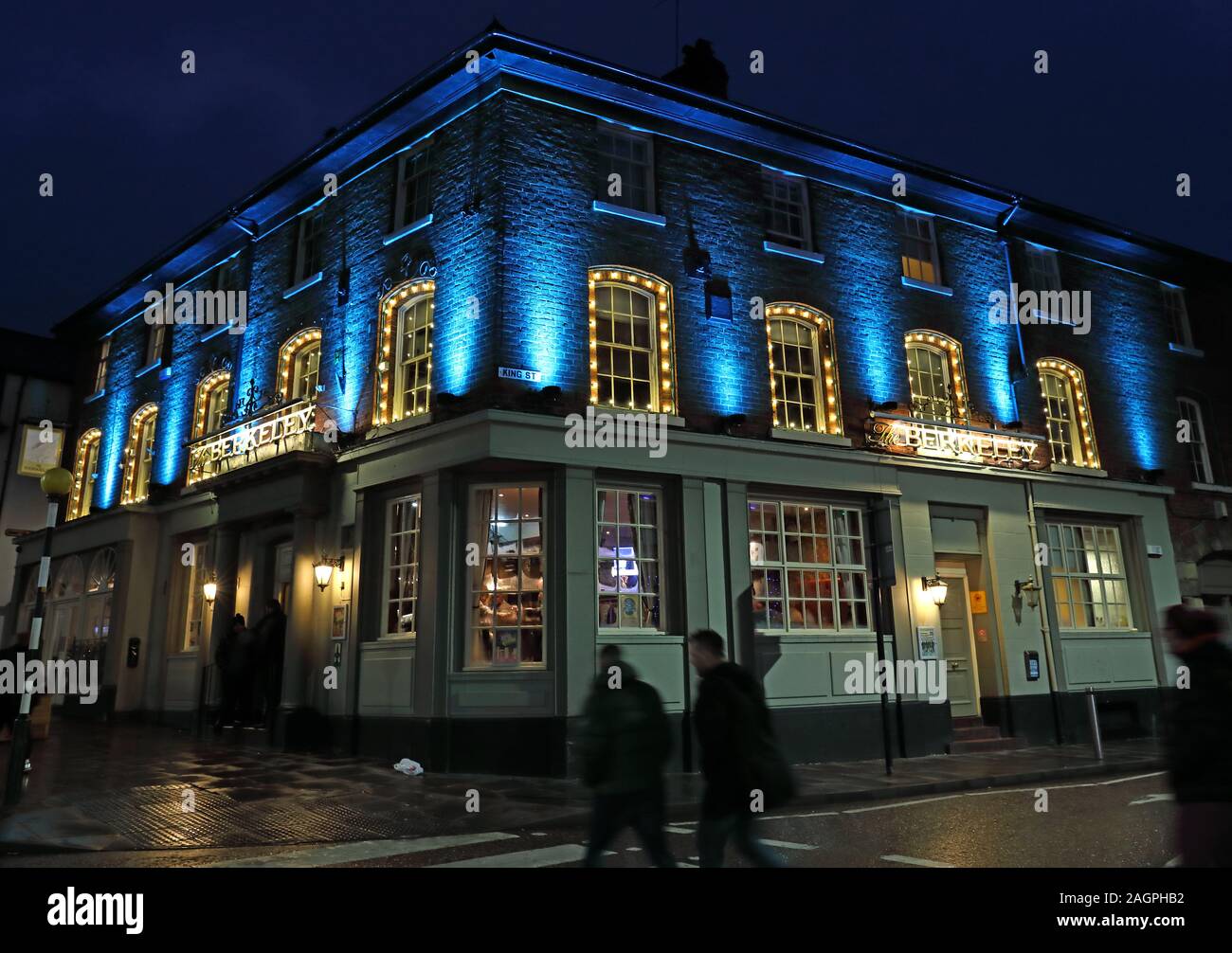 The Berkeley Pub Wigan at Night, Wallgate, 27-29 Wallgate, Wigan,Lancs,England, UK,  WN1 1LD Stock Photo