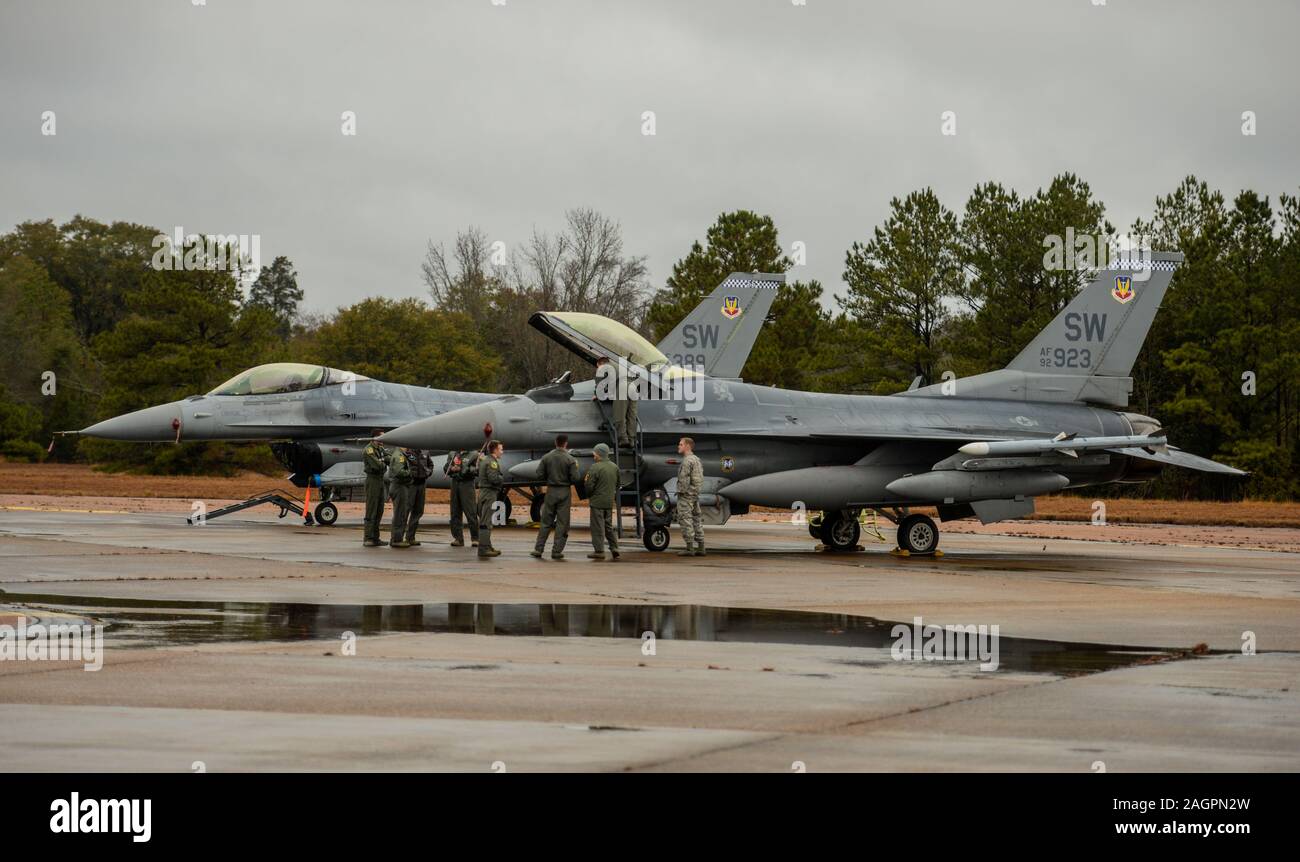 Airmen line up to view the interior of an F-16 Fighting Falcon Dec. 10, 2019, at Columbus Air Force Base, Miss. Since Sept. 11, 2001, the F-16 has been a major component of the combat forces committed to the war on terrorism flying thousands of sorties in support of operations Noble Eagle (Homeland Defense), Enduring Freedom in Afghanistan and Iraqi Freedom. (U.S. Air Force photo by Airman Davis Donaldson) Stock Photo