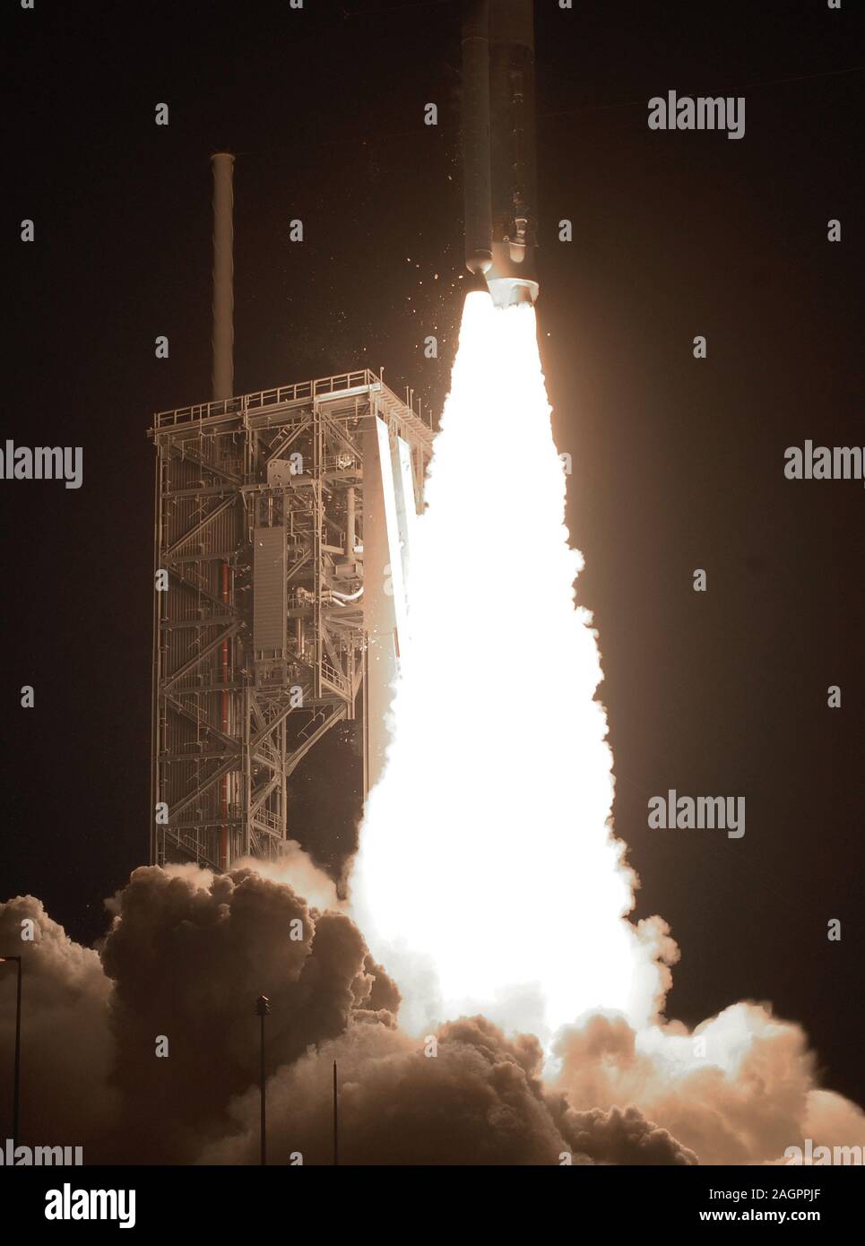 Cape Canaveral, United States. 20th Dec, 2019. Cape Canaveral, United States. 20th Dec, 2019. A United Launch Alliance Atlas V rocket carrying the Boeing CST-100 Starliner spacecraft lifts off from Space Launch Complex 41 at Cape Canaveral Air Force Station on an unmanned orbital flight test mission to the International Space Station (ISS) on December 20, 2019 in Cape Canaveral, Florida. As a successor to the Space Shuttle, the spacecraft is designed to carry astronauts and cargo to the ISS. Credit: Paul Hennessy/Alamy Live News Stock Photo