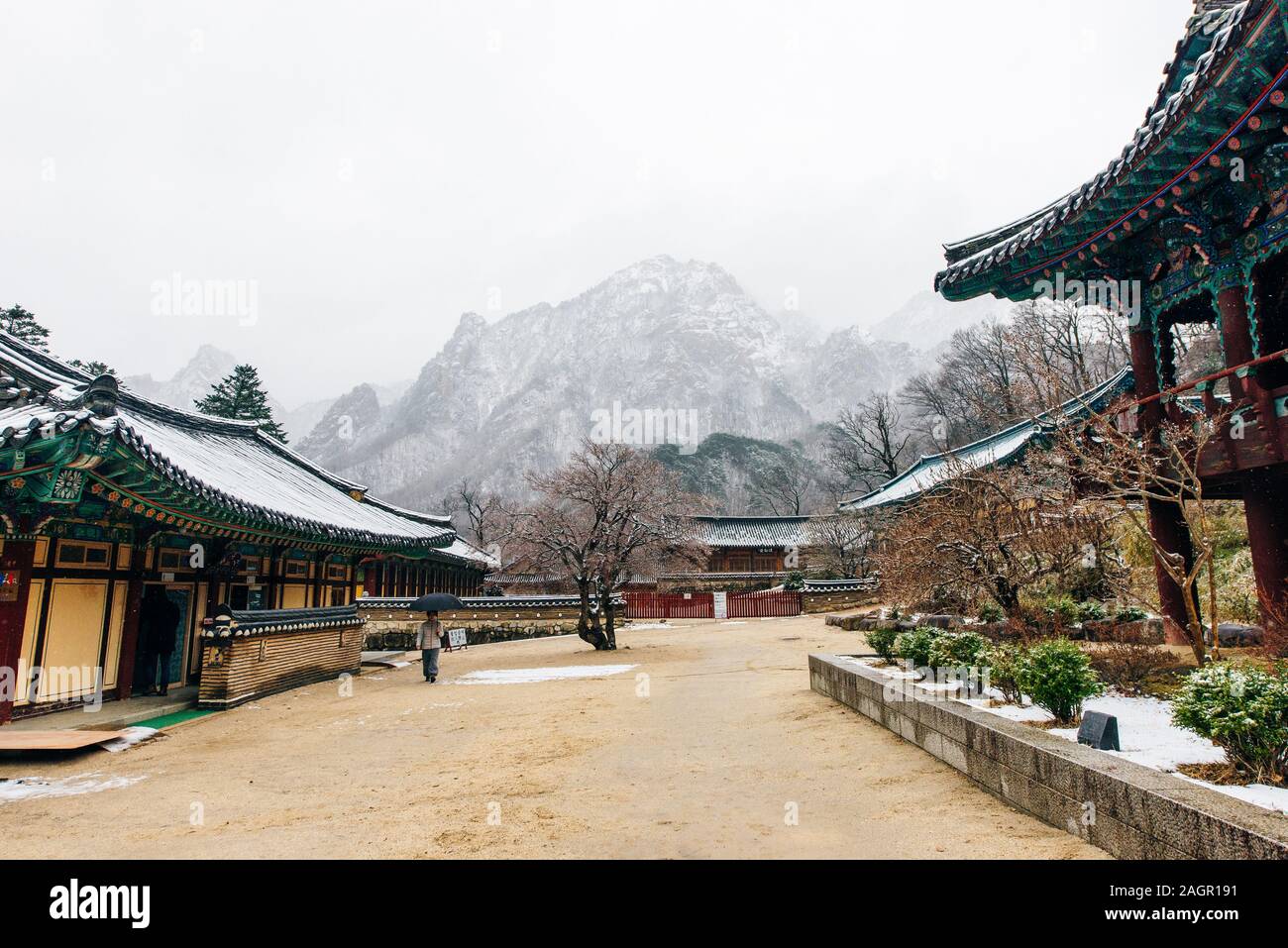 Sinheungsa Buddhist temple in Seoraksan National Park, Seoraksan, South Korea Stock Photo