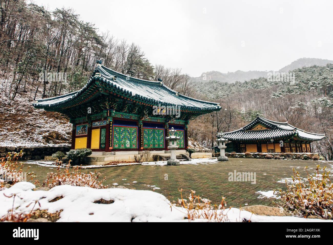Sinheungsa Buddhist temple in Seoraksan National Park, Seoraksan, South Korea Stock Photo