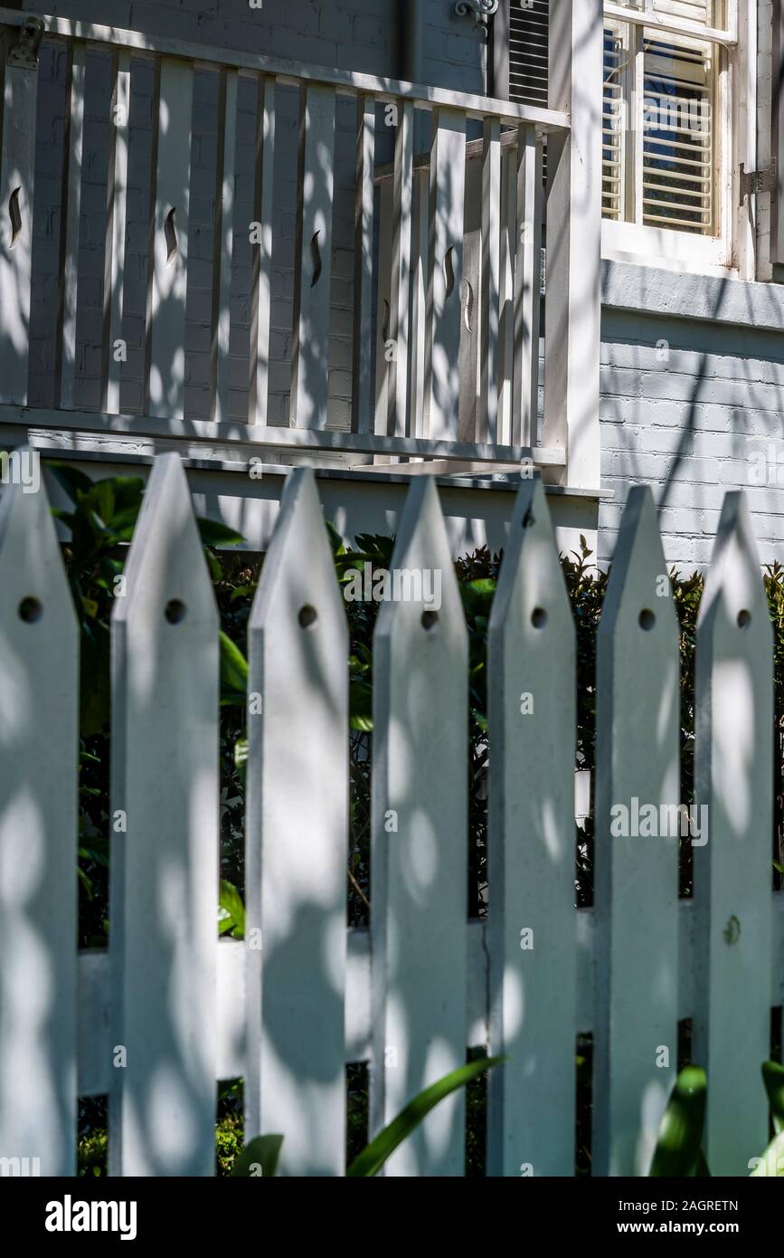 White picket fence house hi-res stock photography and images - Alamy