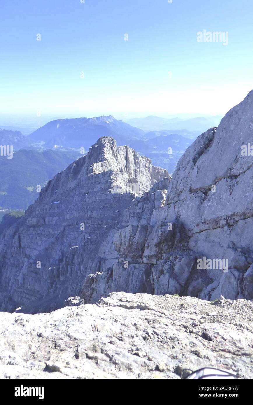 Watzmannüberschreitung: 2. Tag, auf dem Gratweg zwischen Hocheck 2651m und Mittelspitze 2713m. Rückblich zum Hocheck. Stock Photo