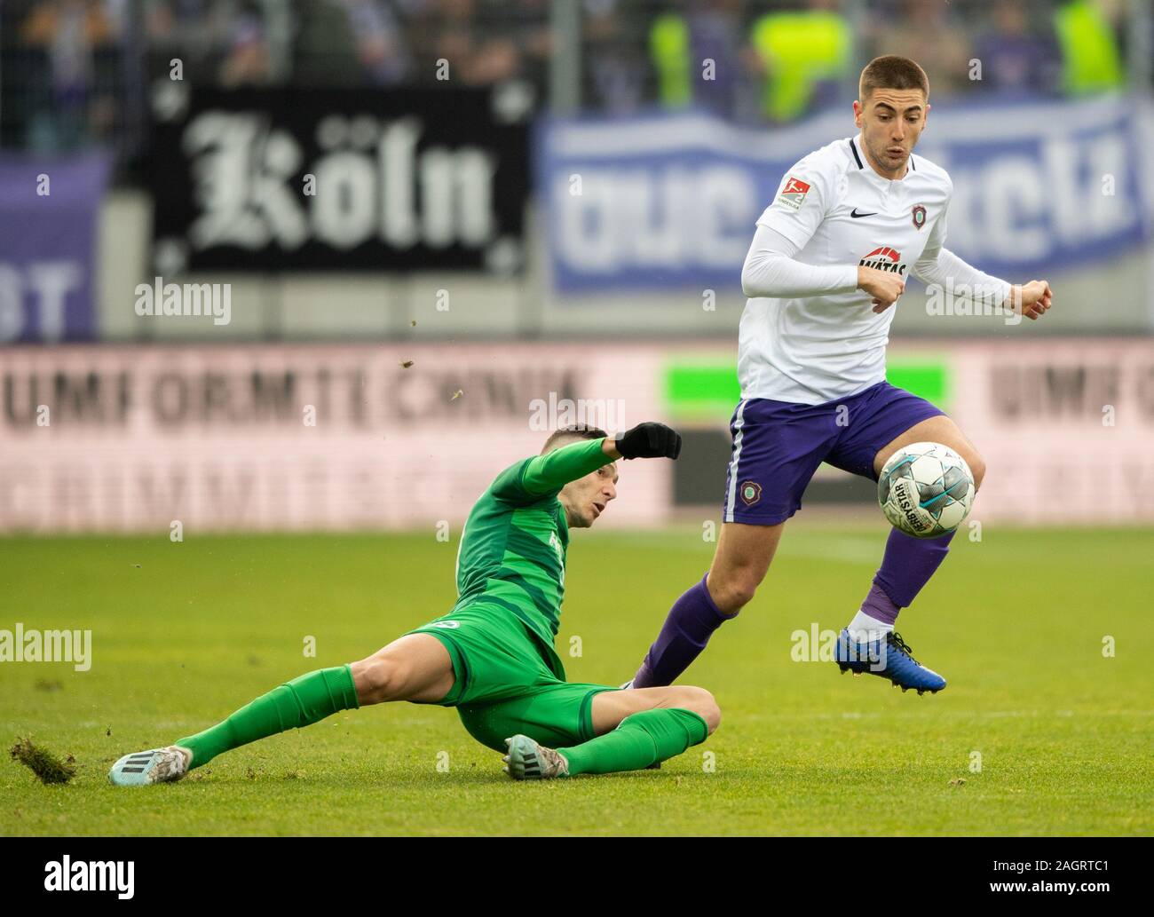 21 December 2019, Saxony, Aue: Football: 2nd Bundesliga, FC Erzgebirge Aue - SpVgg Greuther Fürth, 18th matchday, at the Sparkassen-Erzgebirgsstadion. Aues Marko Mihojevic (r) against Fürths Branimir Hrgota. Photo: Robert Michael/dpa-Zentralbild/dpa - IMPORTANT NOTE: In accordance with the regulations of the DFL Deutsche Fußball Liga and the DFB Deutscher Fußball-Bund, it is prohibited to exploit or have exploited in the stadium and/or from the game taken photographs in the form of sequence images and/or video-like photo series. Stock Photo