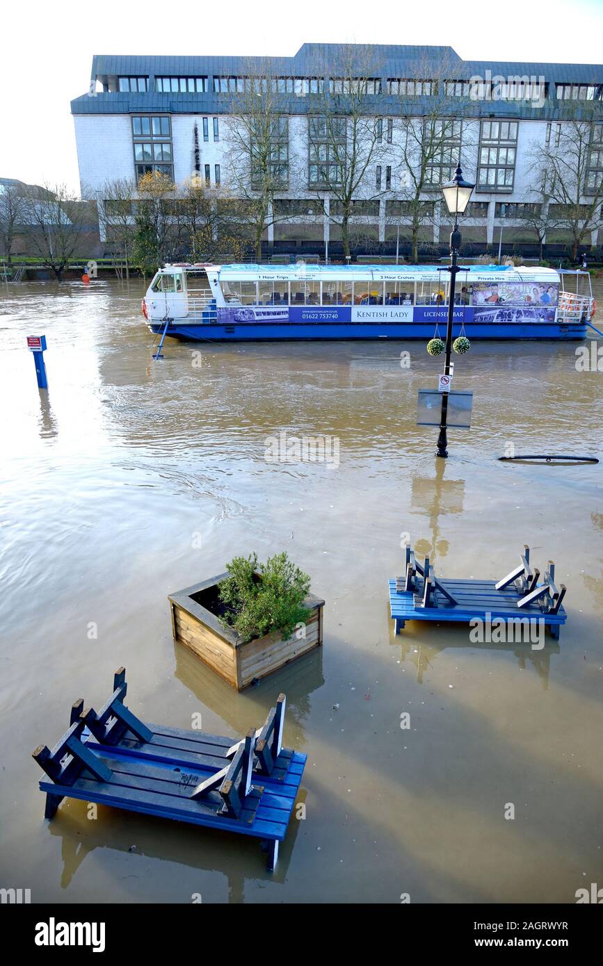 Maidstone, Kent, UK. 21st Dec, 2019. Despite a lack of rain in the town itself, heavy rainfall upstream causes the River Medway to flood in central Maidstone, The river by the lawcourts Credit: PjrFoto/Alamy Live News Stock Photo