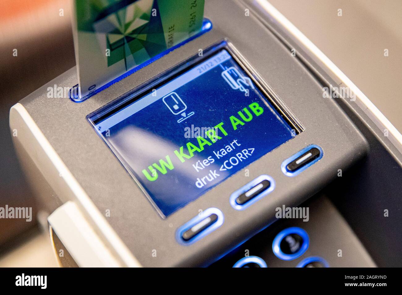 Rotterdam, Netherlands. 21st Dec, 2019. ROTTERDAM, Lijnbaan, 21-12-2019, Contactless card payments. PIN payments will be debited directly from your bank account, also during the weekends and holidays. Credit: Pro Shots/Alamy Live News Stock Photo