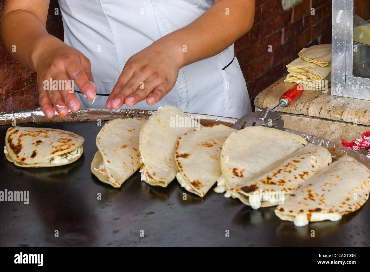 Tortillas di mais messicane fatte in casa in una pila, vista dall'alto.  Disposizione piatta, sovratesta, dall'alto Foto stock - Alamy