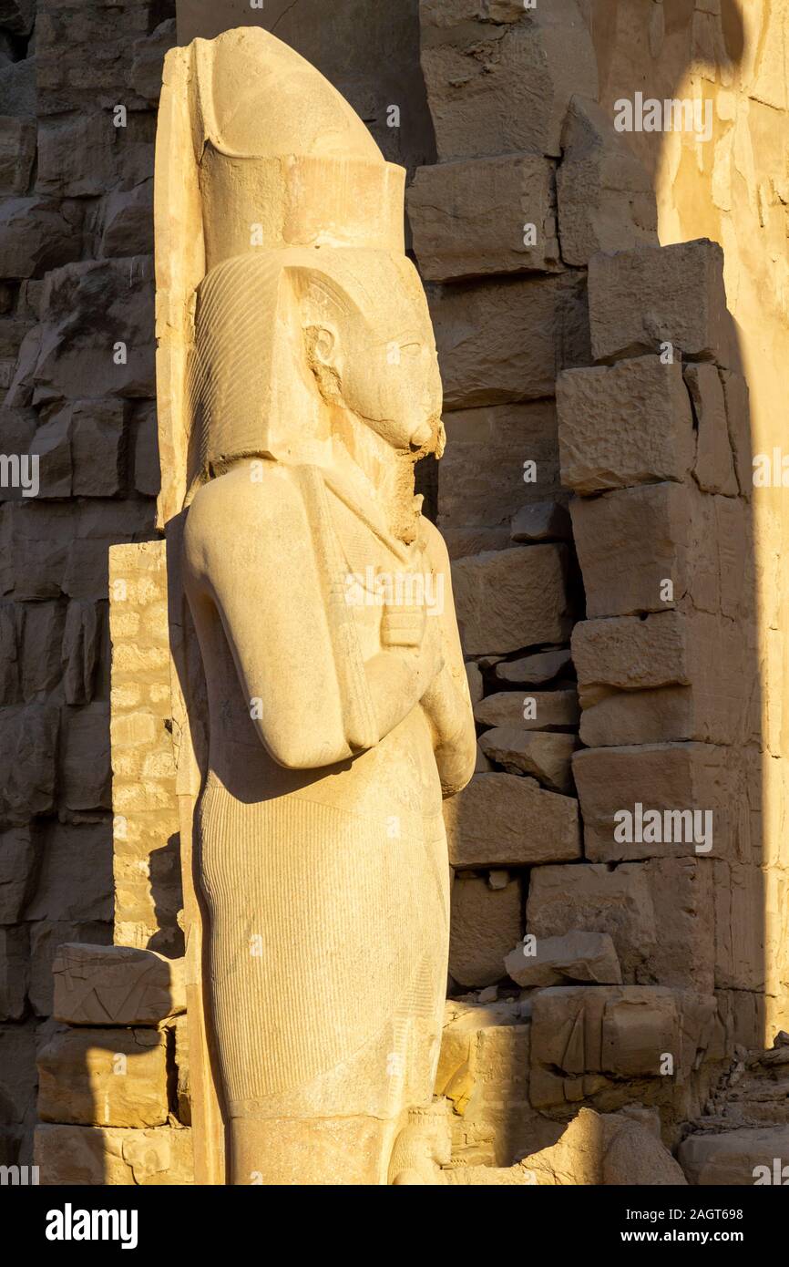 Stone pharaoh in the sun at Karnak temple in Luxor Stock Photo - Alamy