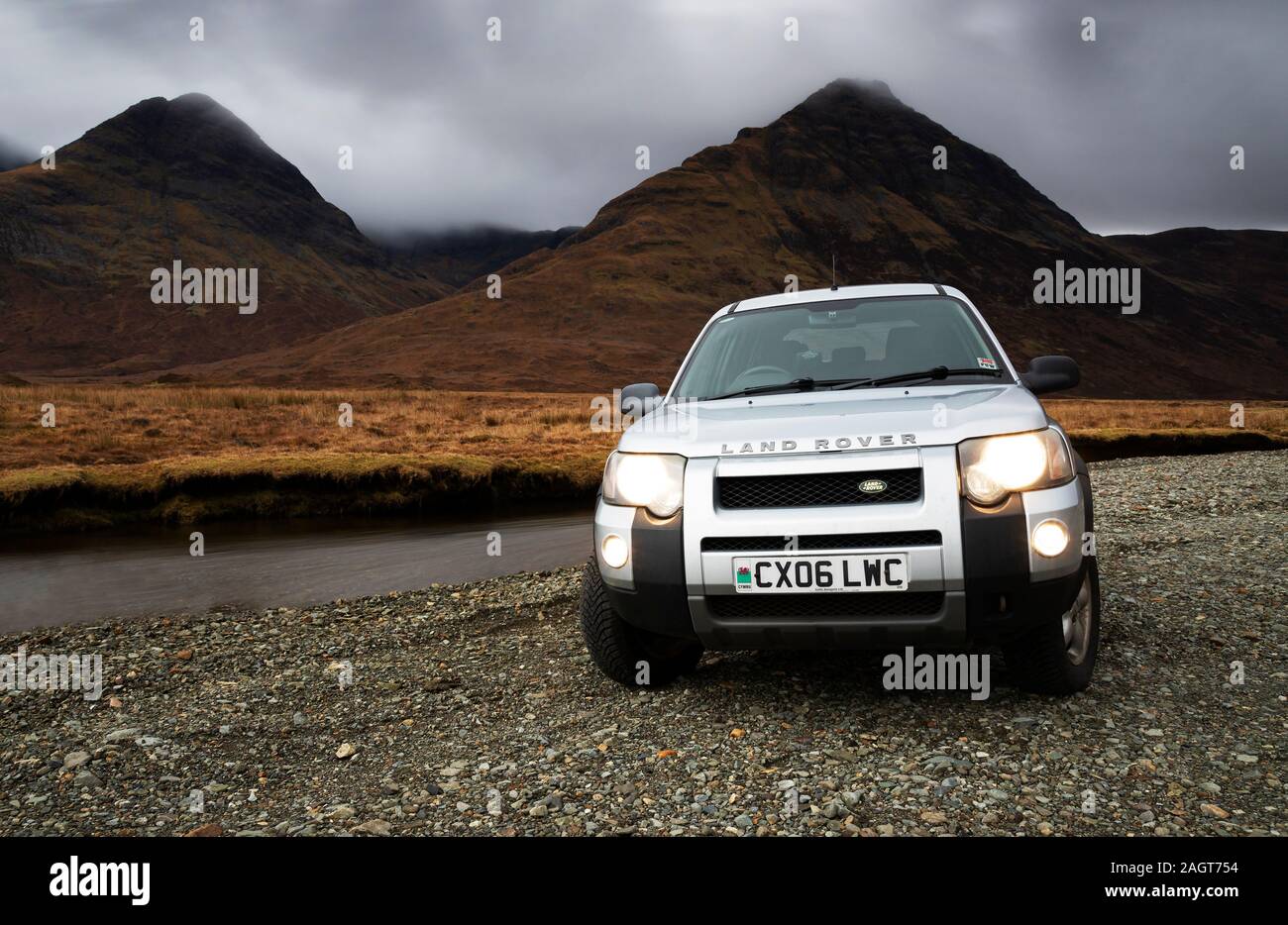 Photograph by © Jamie Callister. Land Rover Freelander in front of the Cuillin Mountains, Isle of Skye, North West Scotland, UK, 27th of November 2019 Stock Photo