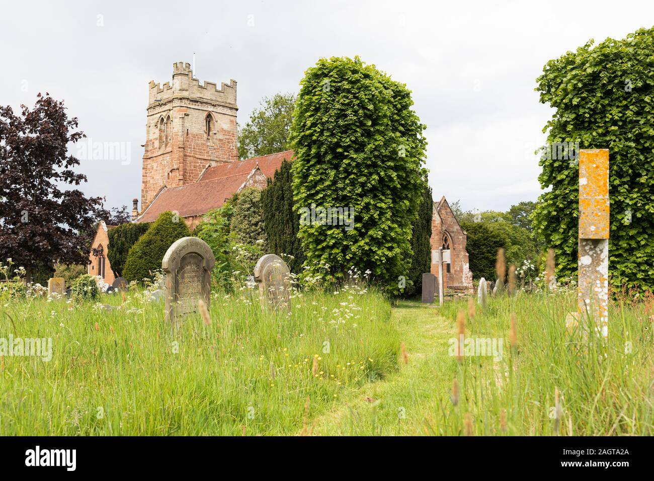 Dunchurch, Rugby, Warwickshire, UK: St. Peters church and gravestones. The churchyard is one of the largest in Warwickshire. Stock Photo