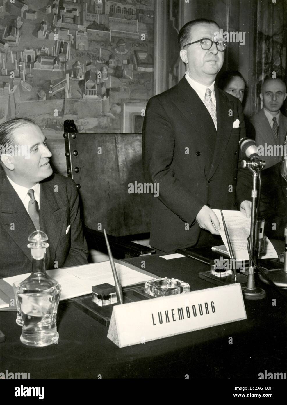 Luxembourg minister Majerus and Italian minister Giuseppe Pella at a ...