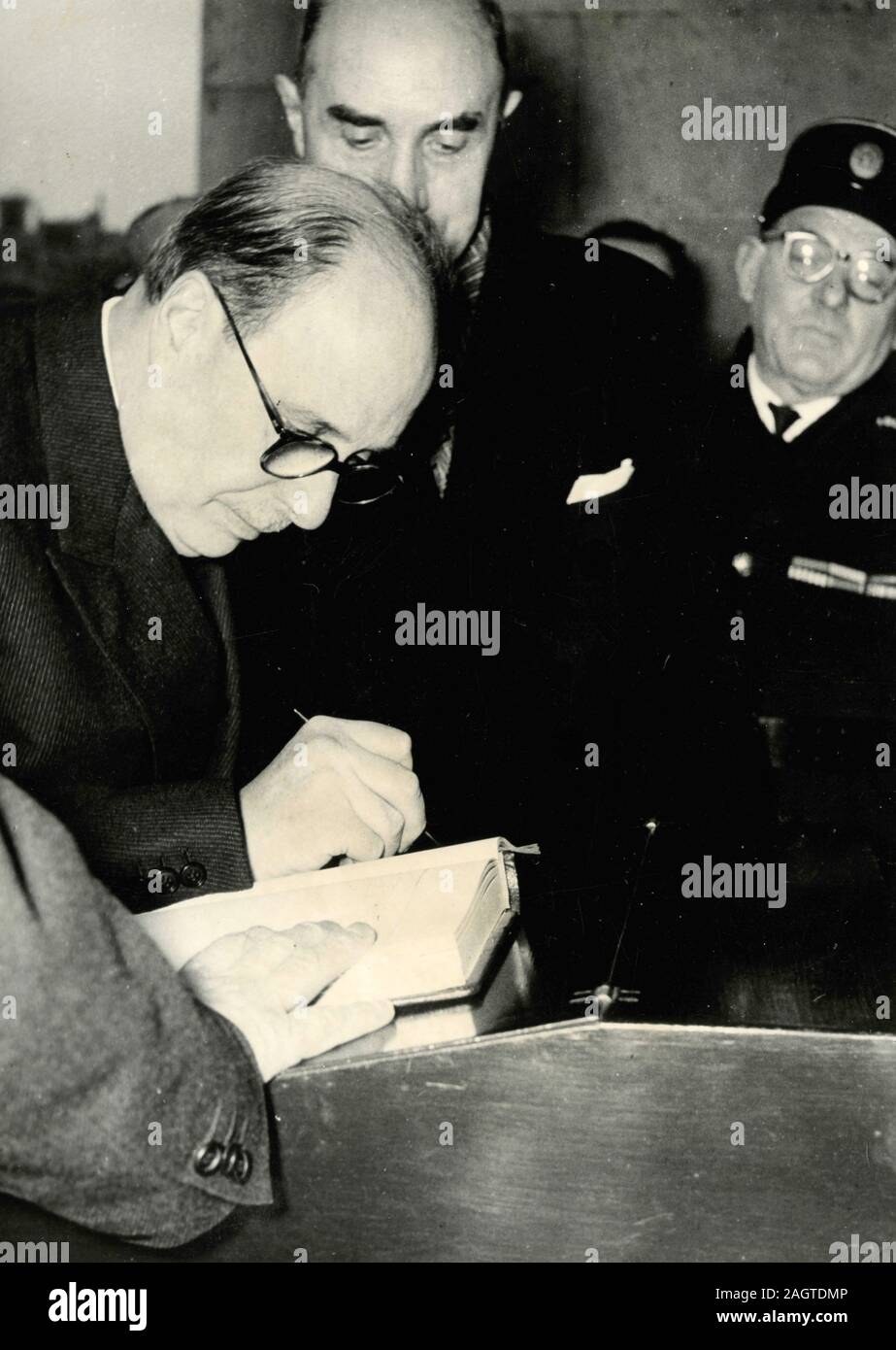 Italian politician and Mayor of Rome Salvatore Rebecchini signing the town twinning in Paris, France 1950s Stock Photo
