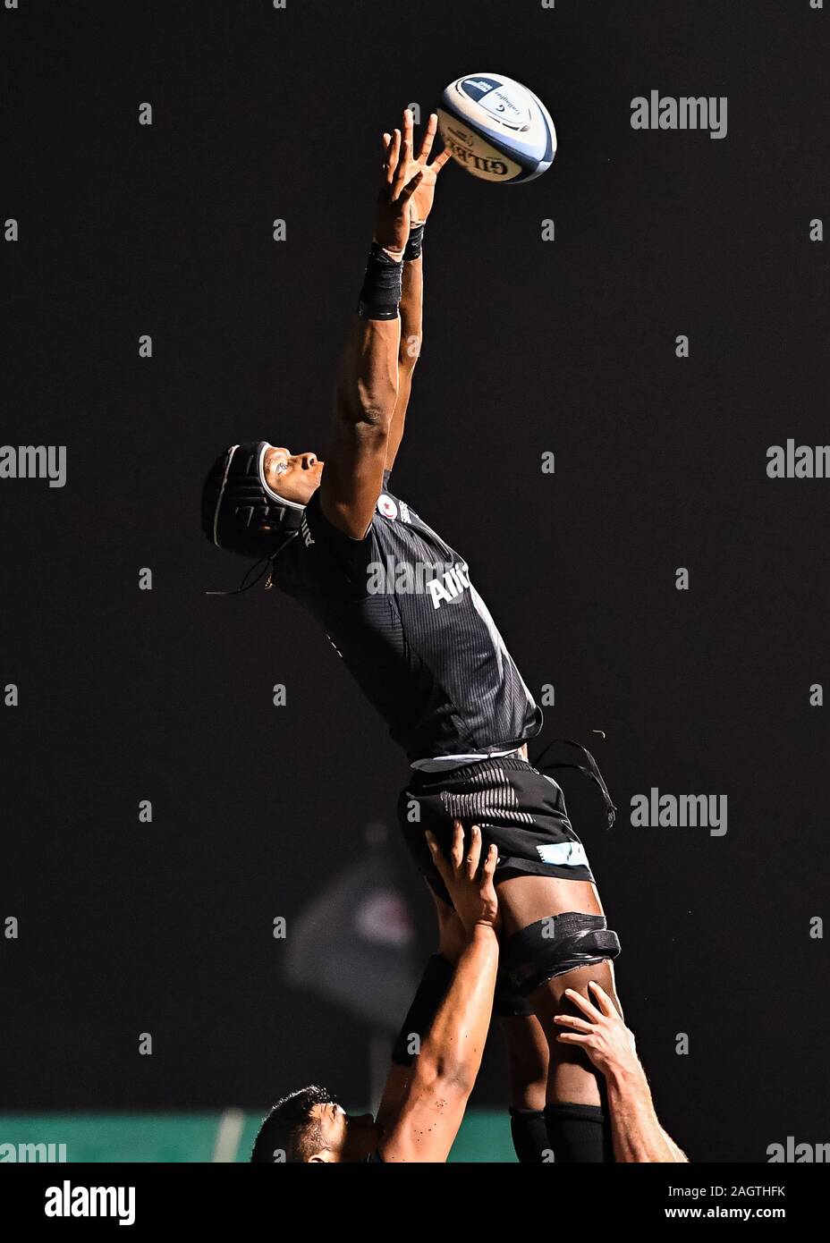 LONDON, UNITED KINGDOM. 20th, Sep 2018. Maro Itoje of Saracens caught the ball in line-out during Gallagher Premiership Rugby match between Saracens vs Bristol Bears at Allianz Park on Thursday, 20 September 2018. LONDON England . (Editorial use only, license required for commercial use. No use in betting, games or a single club/league/player publications.) Credit: Taka G Wu/Alamy Live News Stock Photo