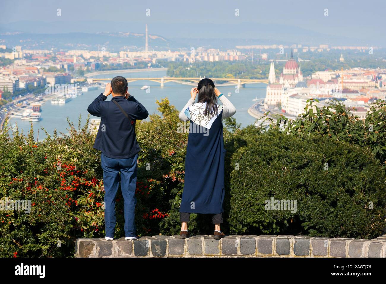 Man and woman tourists rear view hi-res stock photography and images ...