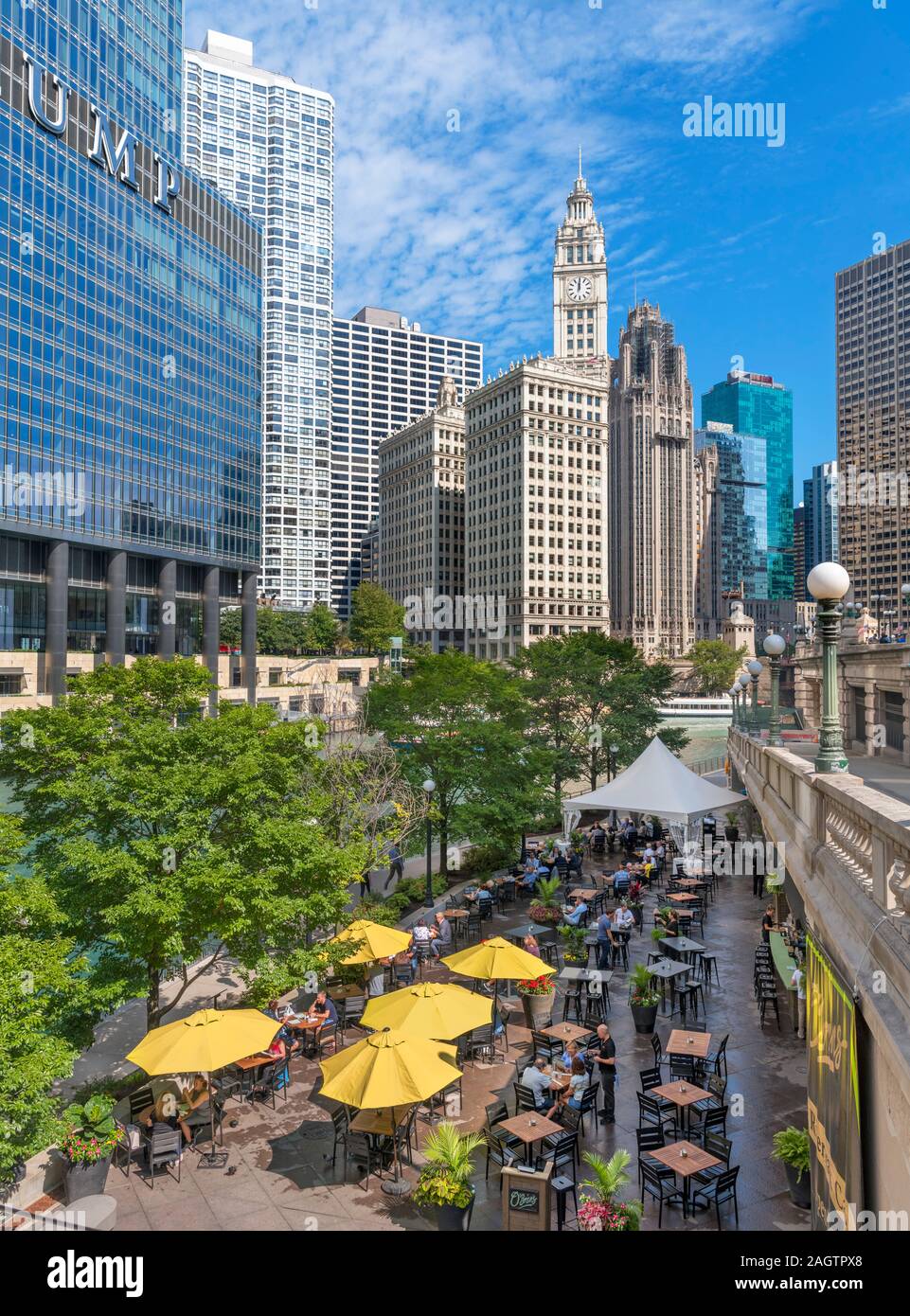 Restaurant / bar on the Chicago Riverwalk near the Wabash Avenue Bridge (Irv Kupcinet Bridge), Chicago River, Chicago, Illinois, USA Stock Photo