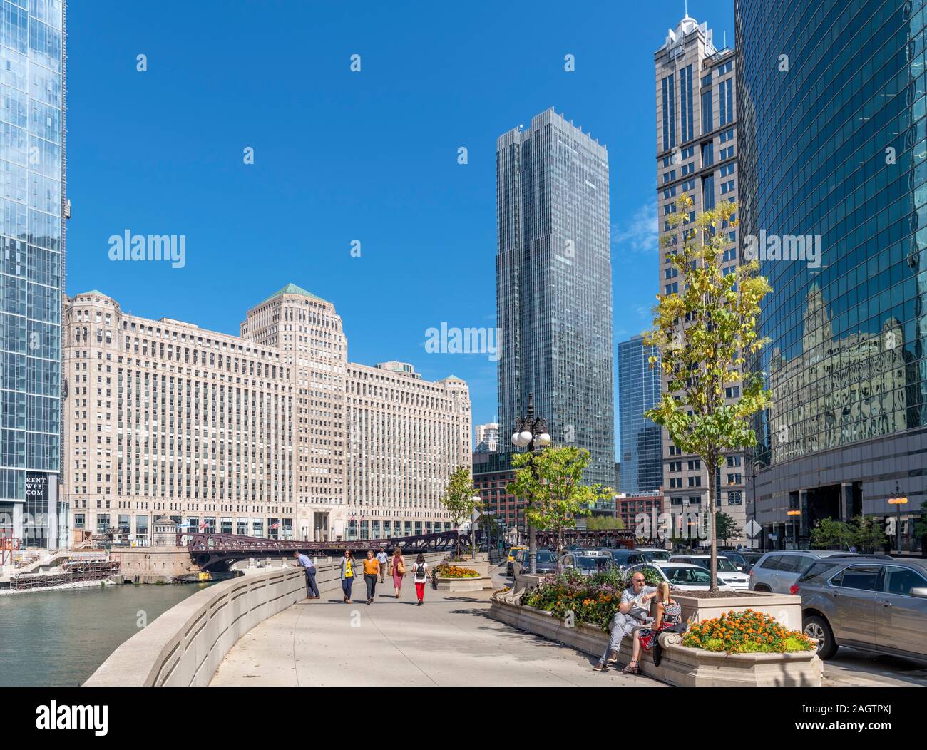 Chicago, Art Deco. W Wacker Drive alongside the Chicago River looking towards the Merchandise Mart building, Chicago, Illinois, USA Stock Photo