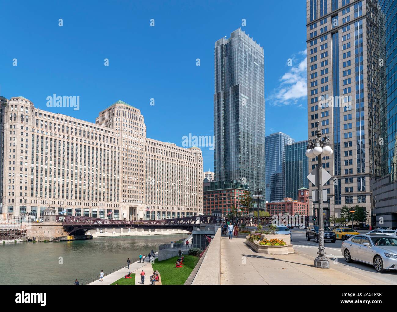Chicago, Art Deco. Riverwalk and Chicago River along W Wacker Drive looking towards the Merchandise Mart building, Chicago, Illinois, USA Stock Photo