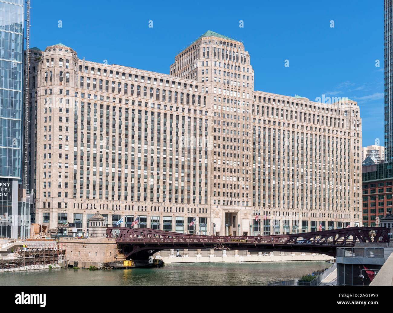 Chicago, Art Deco. The Merchandise Mart building which, when opened in 1930, was the largest building in the world, Wolf Point, Chicago, Illinois, USA Stock Photo