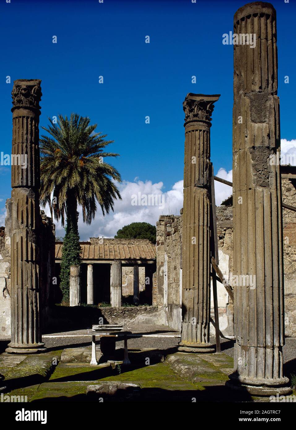 Italy, Pompeii. Roman city destroyed in 79 AD by the eruption of the Vesuvius volcano. House of the Labyrinth. Dated back to the Samnite period. View of the atrium. Four columns around the pool for collecting rainwater. Insula 11. Campania. Stock Photo
