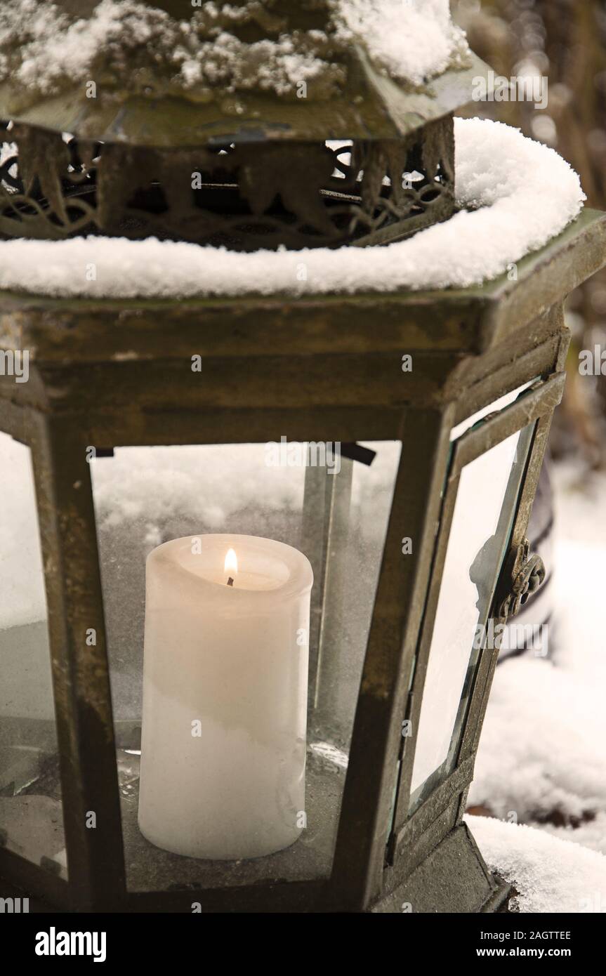 Lantern winter candlelight hires stock photography and images Alamy
