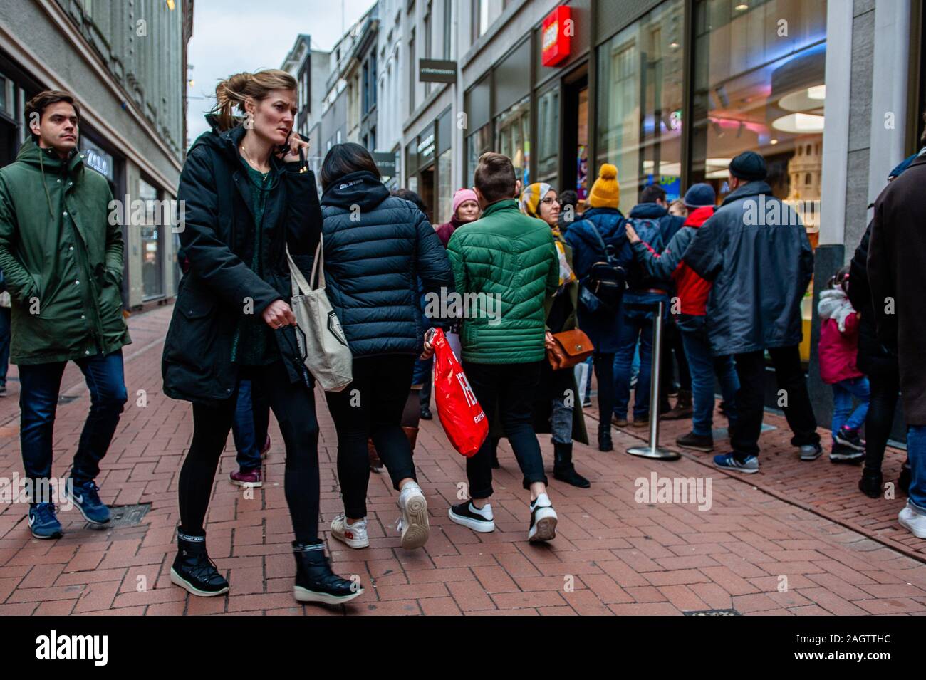 Uitgraving mooi Oprichter Amsterdam, Netherlands. 21st Dec, 2019. Shoppers are seen walking around  the stores.This day marks the end of the shopping season that began on Black  Friday. In Amsterdam, thousands of tourists and people