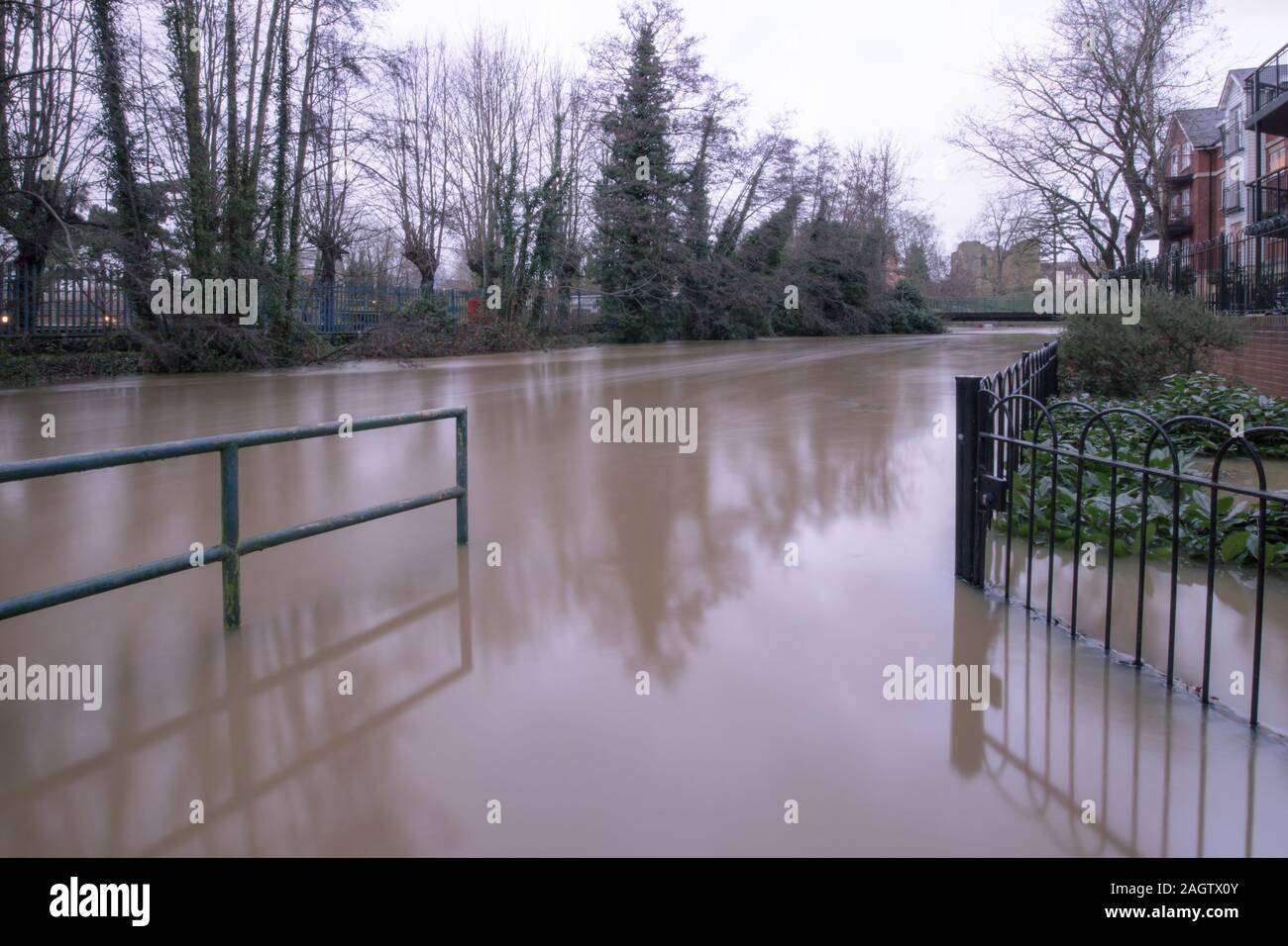 Tonbridge, Kent,United Kingdom. 21 December, 2019. Heavy rainfall has lead to the river Medway bursting its banks in places flooding areas of Tonbridg Stock Photo