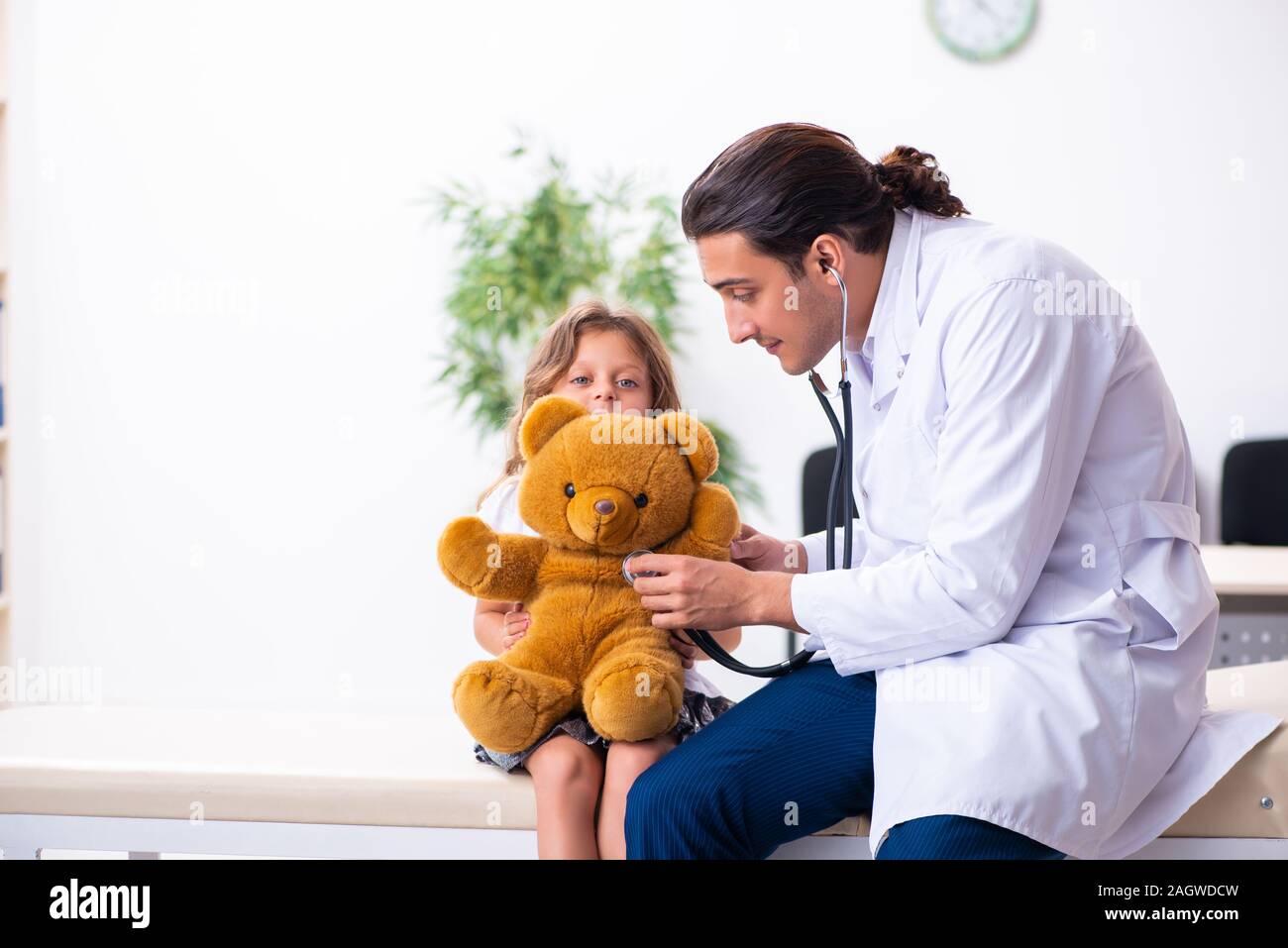 The young doctor pediatrician with small girl Stock Photo - Alamy