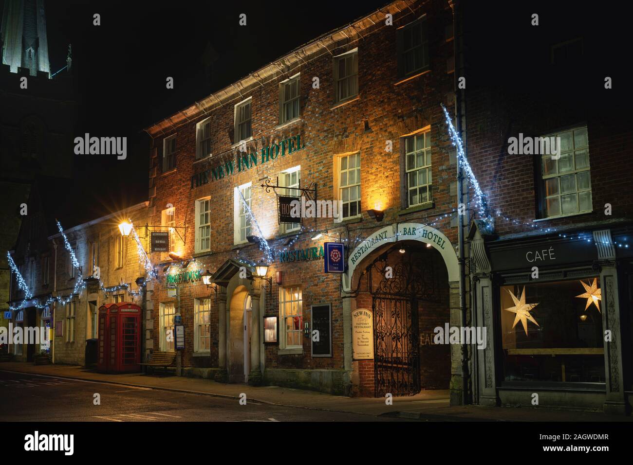 The New Inn Hotel with christmas lights in Lechlade on Thames, Cotswolds, Gloucestershire, England Stock Photo