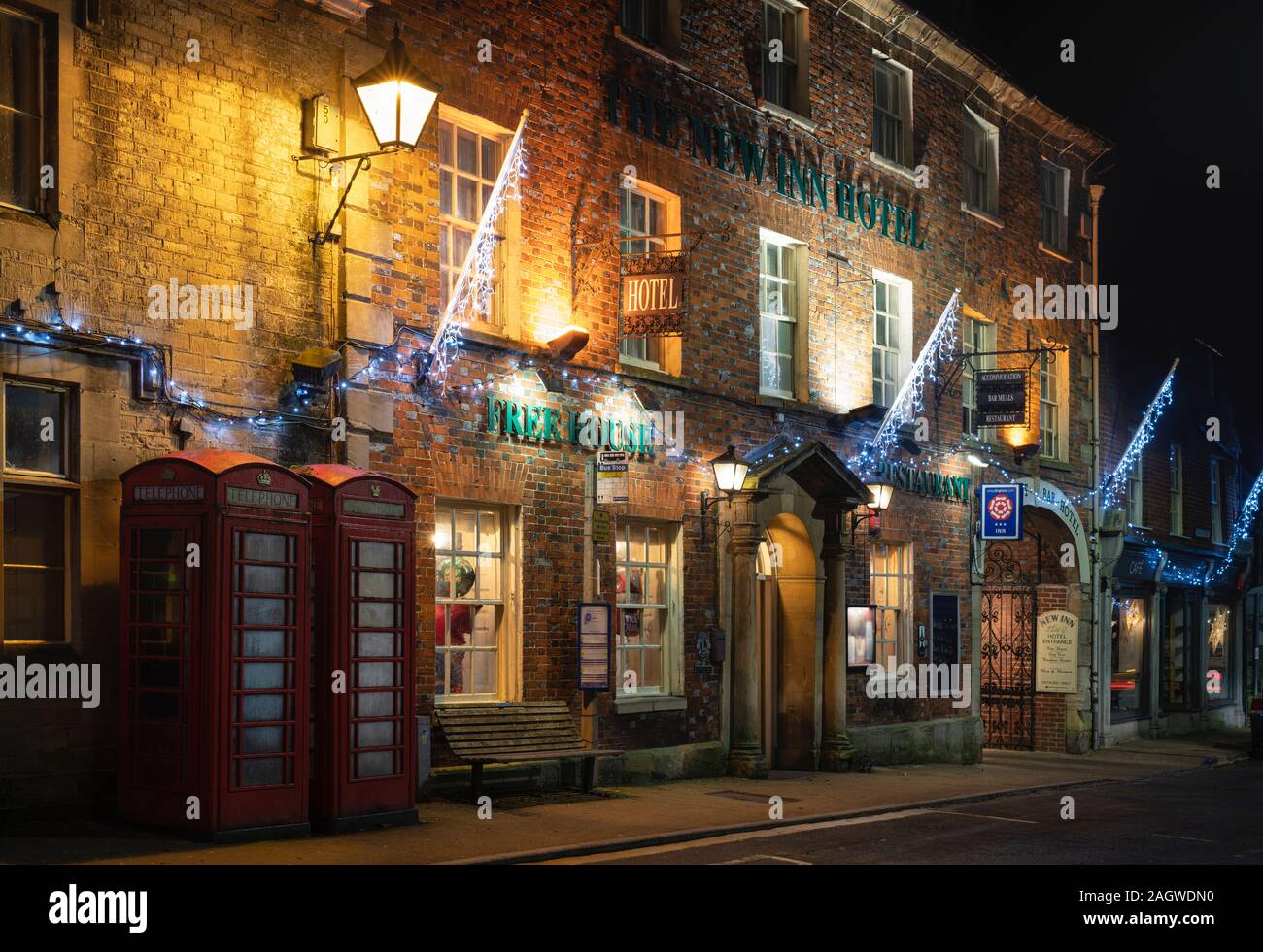 The New Inn Hotel with christmas lights in Lechlade on Thames, Cotswolds, Gloucestershire, England Stock Photo