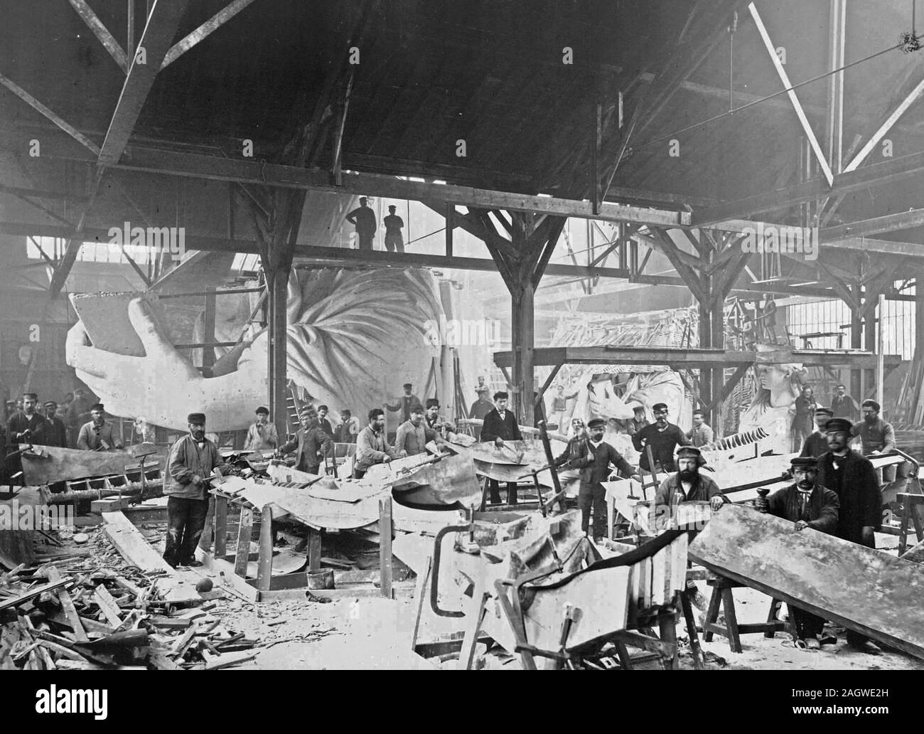 Men in a workshop hammering sheets of copper for the construction of the Statue of Liberty Stock Photo